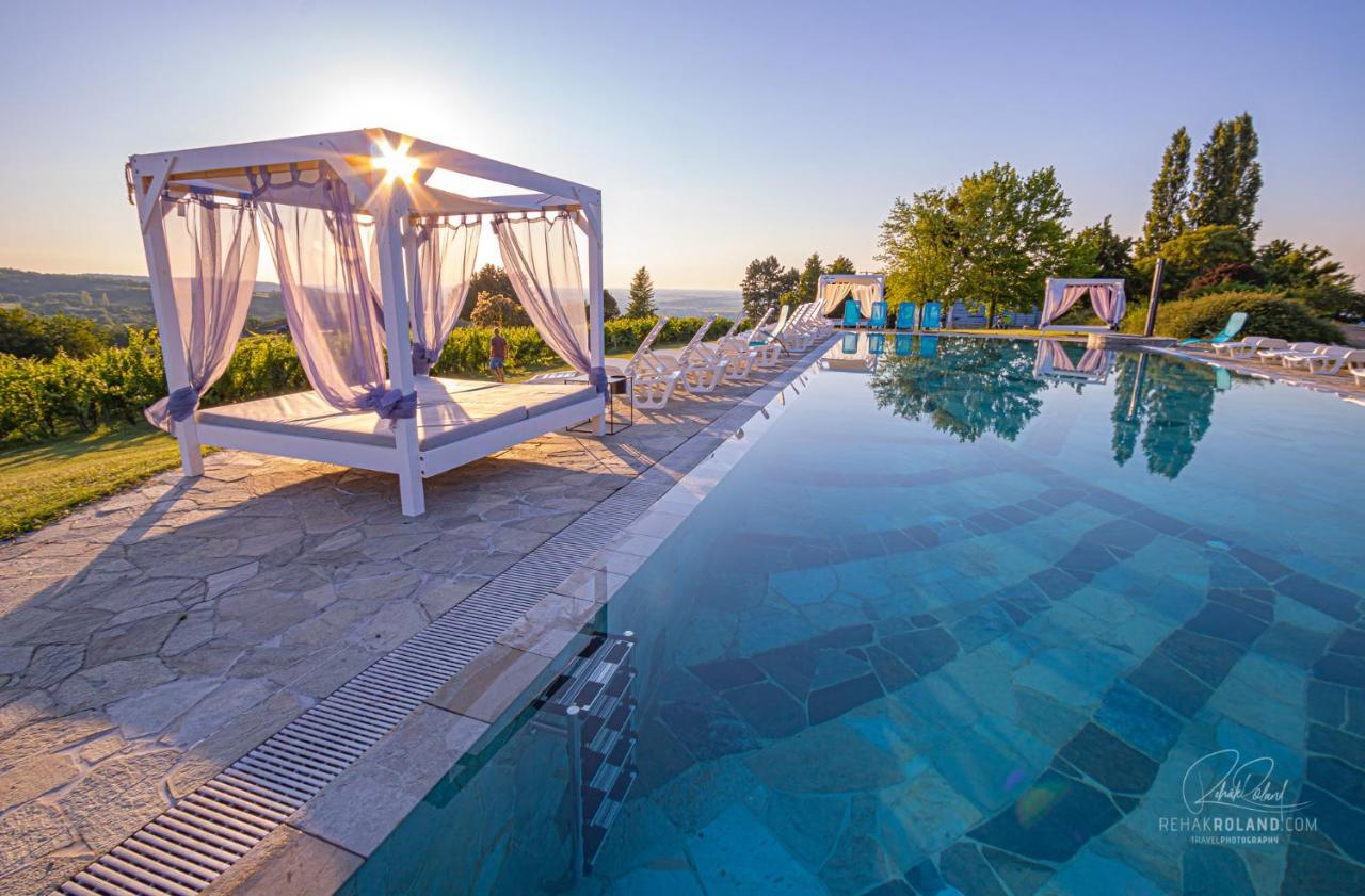 Hilltop Borbirtok & Etterem Hotel Neszmely ภายนอก รูปภาพ