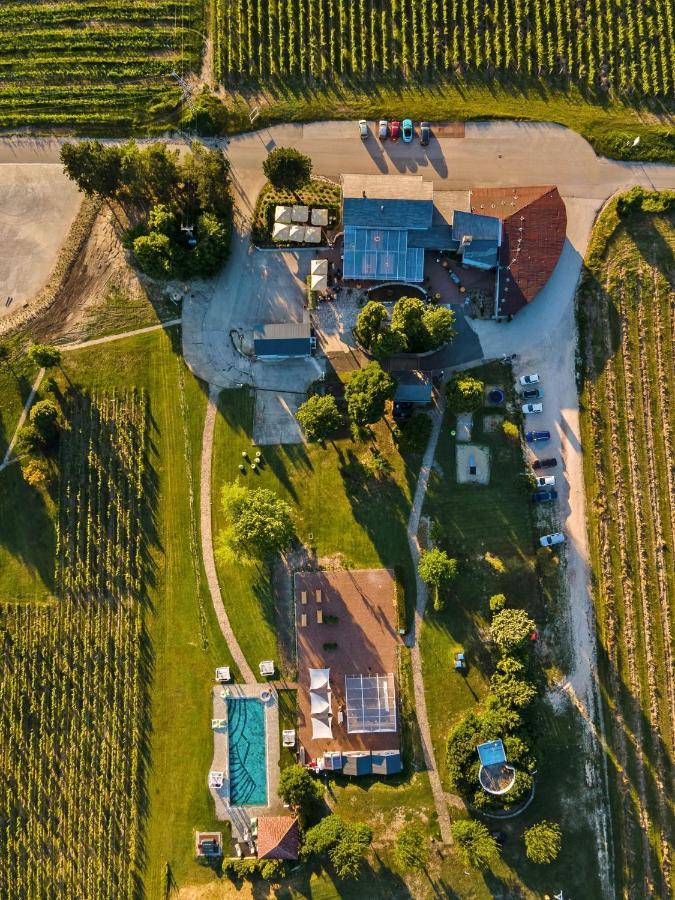 Hilltop Borbirtok & Etterem Hotel Neszmely ภายนอก รูปภาพ