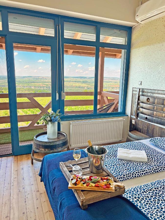 Hilltop Borbirtok & Etterem Hotel Neszmely ภายนอก รูปภาพ