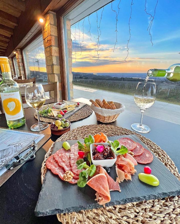 Hilltop Borbirtok & Etterem Hotel Neszmely ภายนอก รูปภาพ